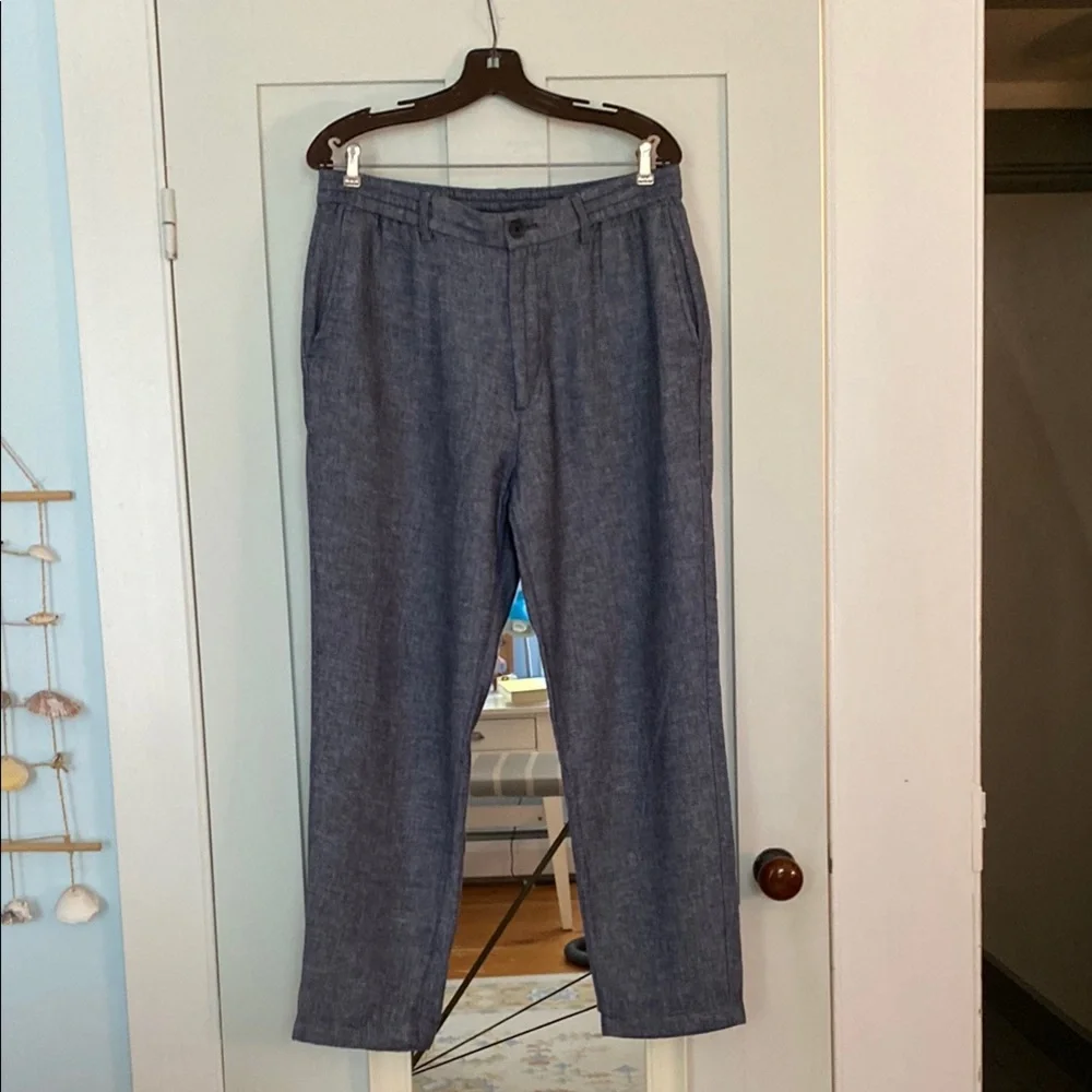 Banana Republic Mason Athletic tapered pants. Linen and cotton blend.
